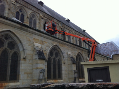 Knuckle boom hoist for the external work